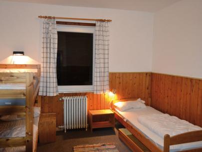 Schlafzimmer mit Etagenbett und Einzelbetten