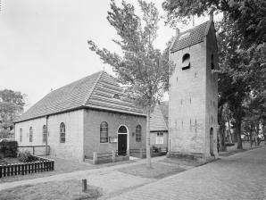 Hervormde kerk mit Glockenturm in Ballum