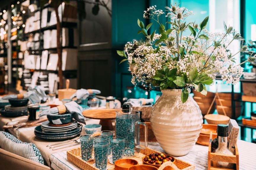 Attraktiv geschmückter Tisch