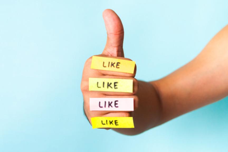 Hand mit Post its "Like"