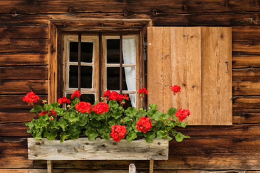 Fenster in Holzhaus mit geöffnetem Laden