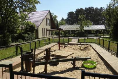 Sand-Matsch-Spielplatz mit Wasserpumpe, Bagger und Sandaufzug
