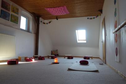 Körperarbeitsraum (32m²) mit Yogakissen (ohne Matten) auf dem Dachboden