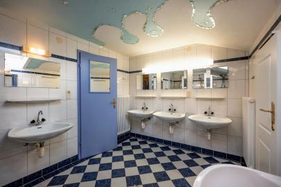 sauber und liebevoll gestalteter Duschraum mit 3x Duschen und 5 Waschbecken