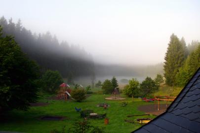 Spielplatz im Nebel