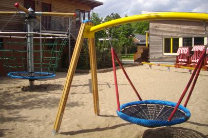 Spielplatz mit Sandkisten und Turngeräten