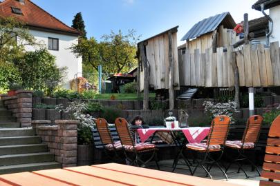 Barrierefreie Terrasse im Garten mit Ritterburg-Spielplatz
