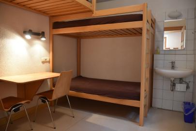 Das kleine Schlafzimmer unten bietet drei Betten.