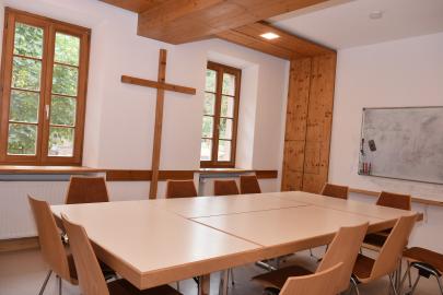 Der Tagungsraum mit Whiteboard bietet viel Platz und dient auch als Speisesaal.