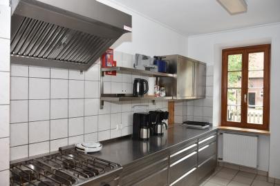 Die Küche bietet eine Spülmaschine, einen Gasherd sowie einen Elektroumluftherd.