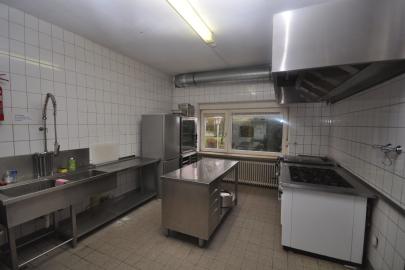 Küche, u.a. mit 6-Platten-Gasherd