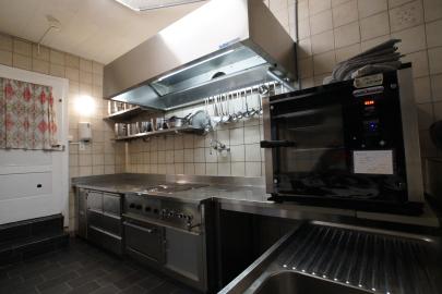 Die frisch renovierte, grosse Küche mit Gastrogeräten