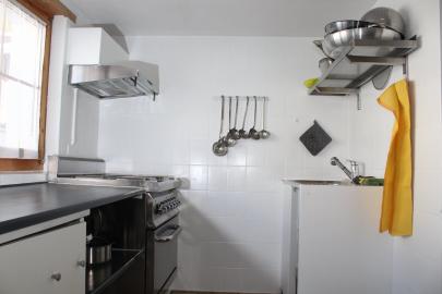 Top ausgestattete Küche mit Gasto-Backofen und Gastro-Geschirrspüller