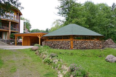 Gruppenhaus bietet überdachten Grillpavillon auch im Winter geeignet