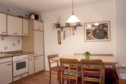 Die kleine gemütliche Küche für ca. 10 Personen geeignet ist.