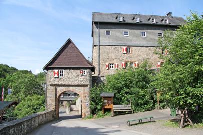 Tor und Hauptgebäude der Burg Hessenstein