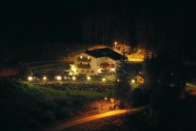Haus Tyrol bei Nacht