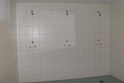 2 getrennte Duschräume für Mädchen & Jungen mit je 3 Brausen