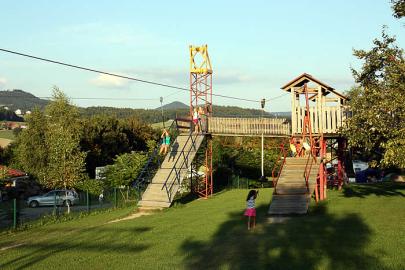 Spielplatz mit Kletterburg und Seilbahn