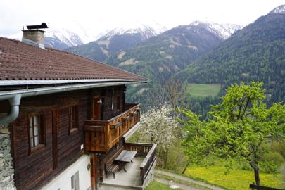 Außenansicht Bauernhaus mit Bergblick