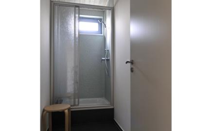 geräumigige Duschen mit Vorraum