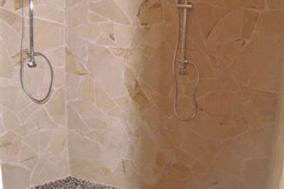 Sanitärraum mit 2 Duschen