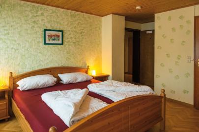 Schlafzimmer 5 im OG: 2-Bett-Zimmer (Doppelbett) mit DU/WC + Balkon
