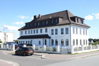Das 2018 sanierte Haupthaus mitten in Wenningstedt auf Sylt