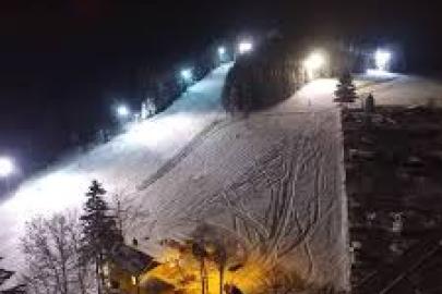 Skilift bei Nacht
