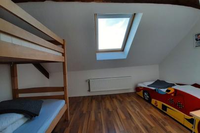 Schlafzimmer mit Etagenbett und Bett in Rennauto-Optik