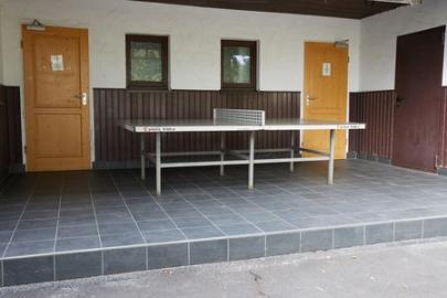 Tischtennisplatte + Außentoiletten