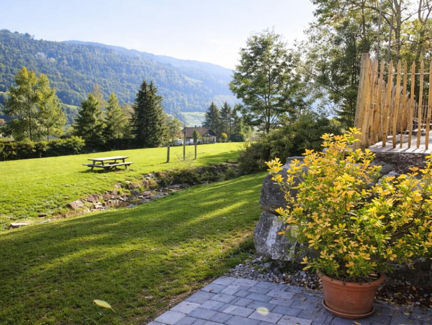 Außenbereich mit Spielwiese