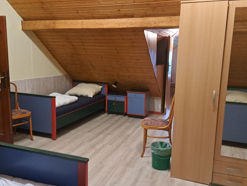 Das Vierbettzimmer im Obergeschoss