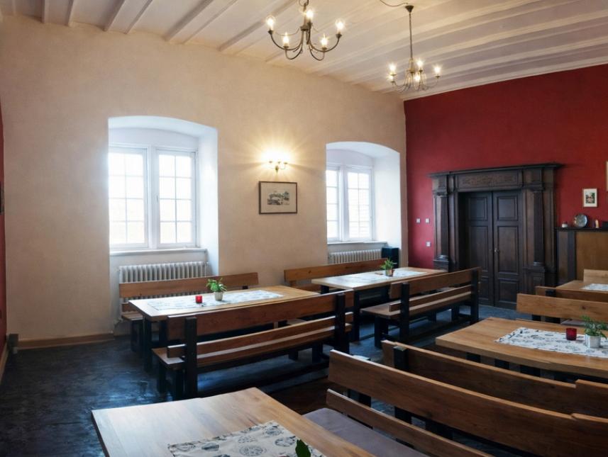 rustikaler Saal mit Holzbänken