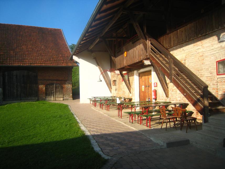 Sitzgelegenheit unter dem Tennenvordach