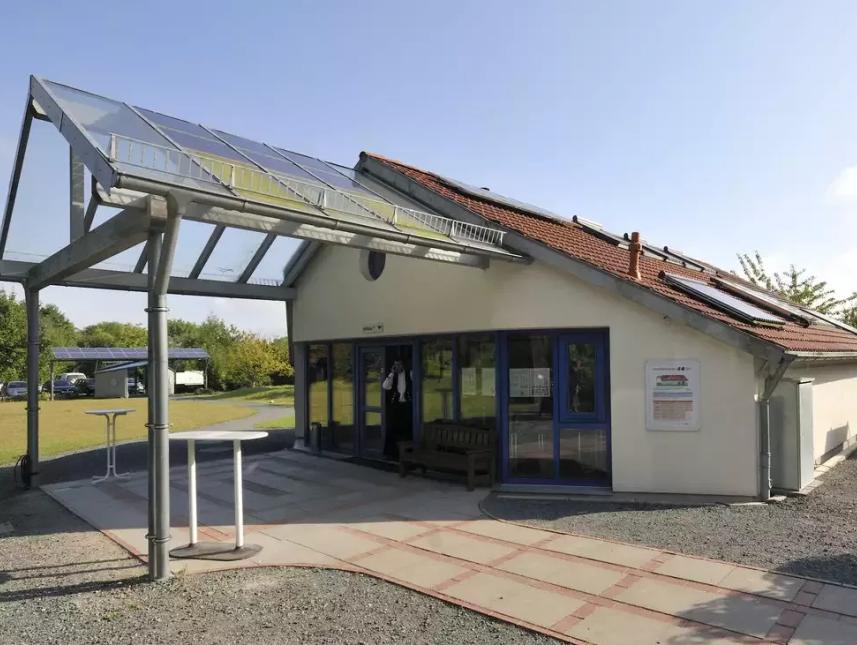 Schulungsgebäude für Seminare, Tanzkurse, Malerei und Diskussionsrunden