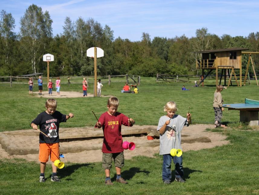 Großes Kinder Spielgelände mit Spielhaus, Beach-Volleyball, Bogensport,
