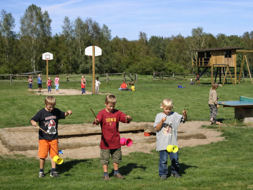 Großes Kinder Spielgelände mit Spielhaus, Beach-Volleyball, Bogensport,