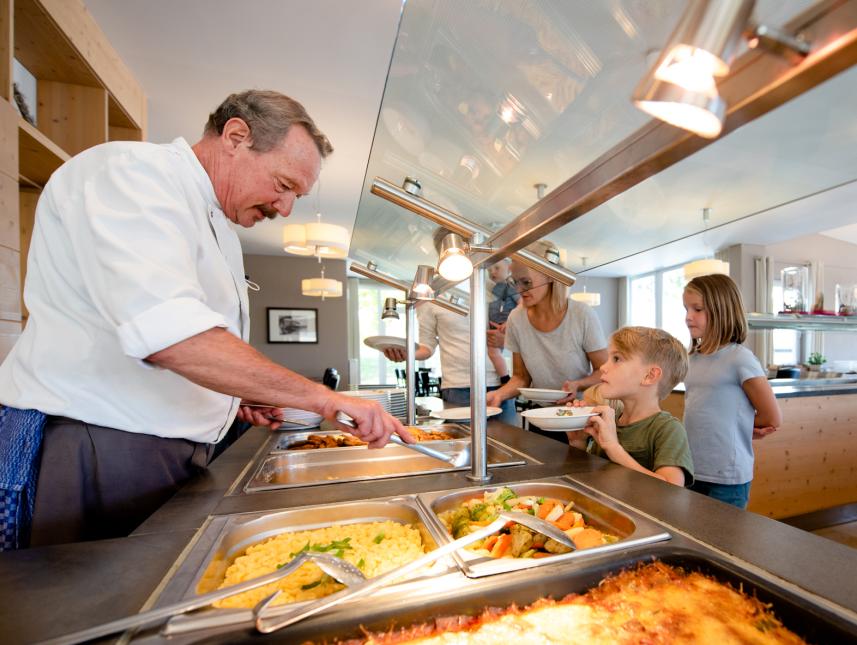 Essensausgabe am Mittagsbuffet