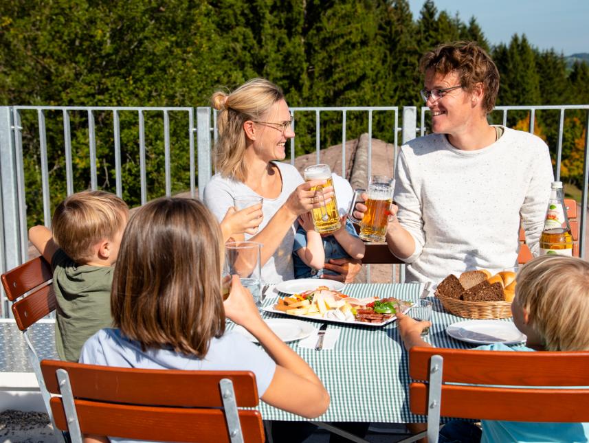 Brotzeit auf der Restaurantterrasse