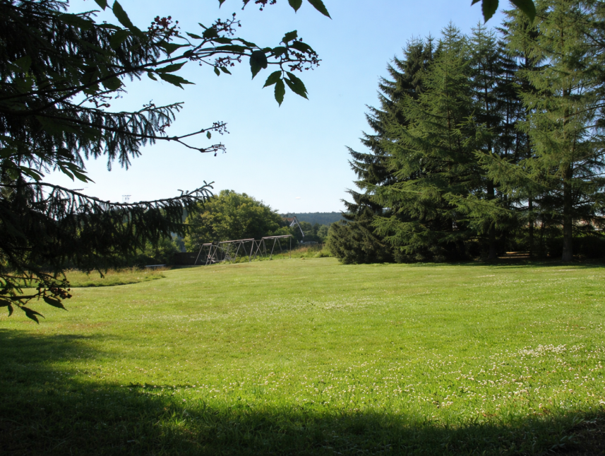 Spielwiese vom Hof aus