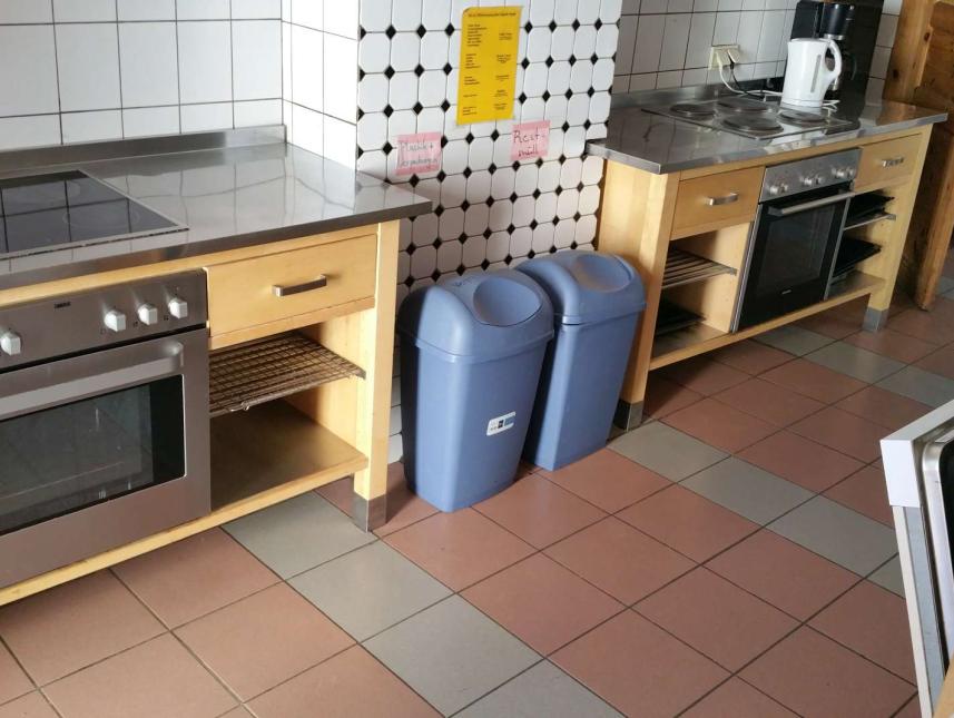 Küche mit 2 Elektroherden, Mikrowelle, Spülmaschine und Kühlung in Speisekammer.