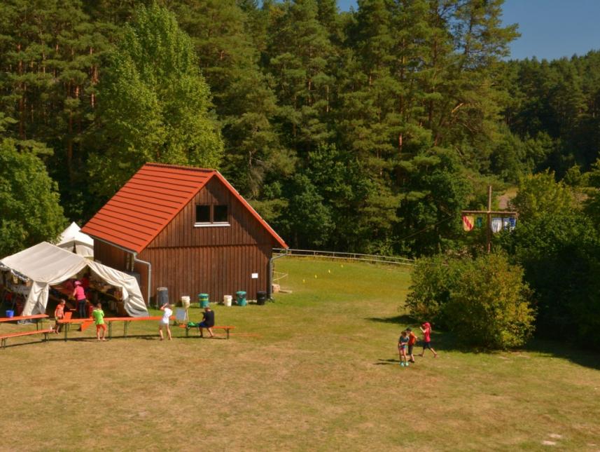 Kleiner Zeltplatz mit eigener Kochhütte