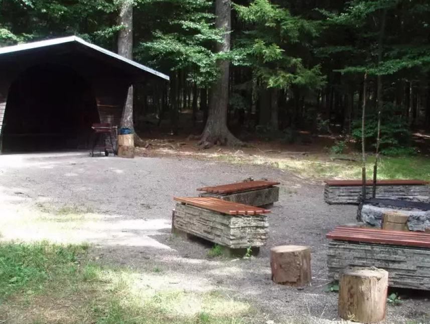 Waldgrill mit Fußballplatz unweit vom Haus