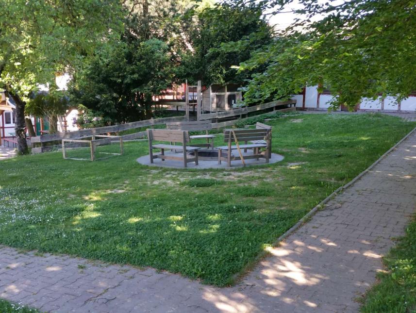 Spielwiese mit Grill-/Lagerfeuerplatz und Atelier