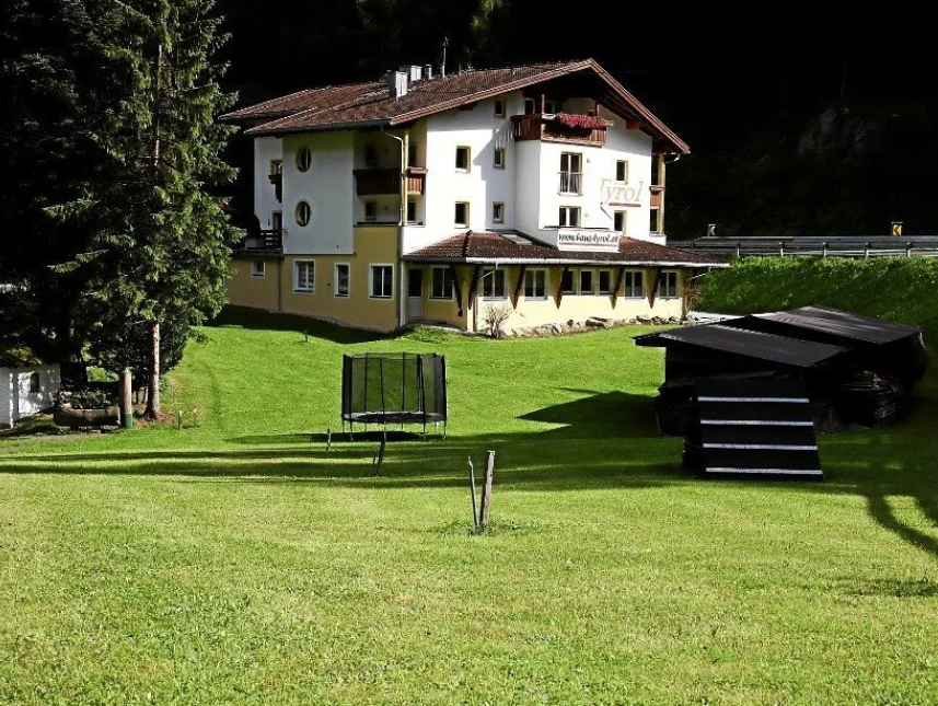 Haus Tyrol mit Spielwiese