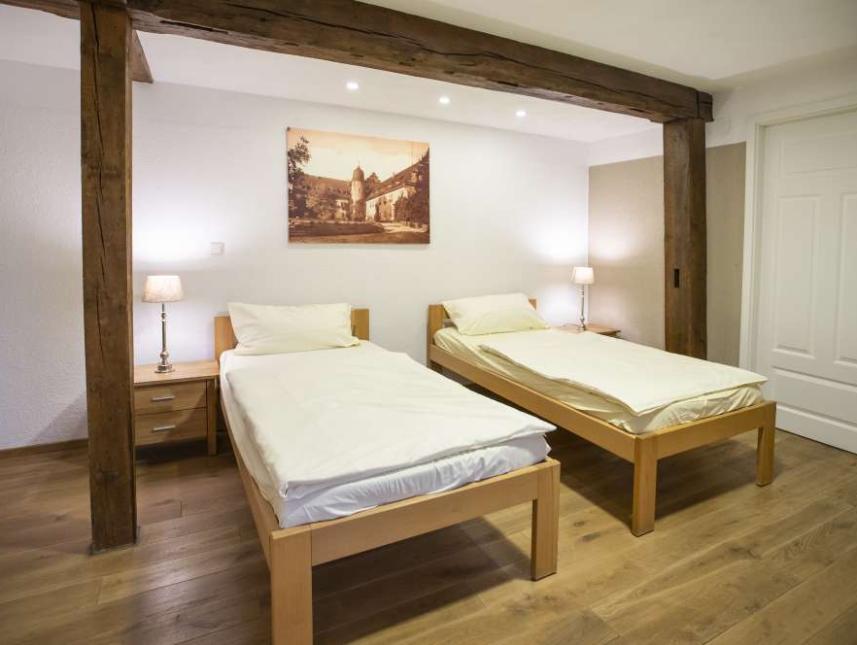 Die Zimmer sind mit Naturmaterialien wie Eichedielen ausgestattet und bieten eine angenehme Atmosphäre.