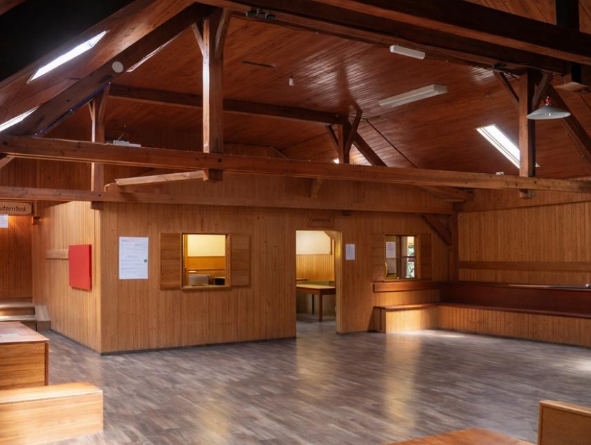 Der große Aufenthaltsraum mit Theaterbühne