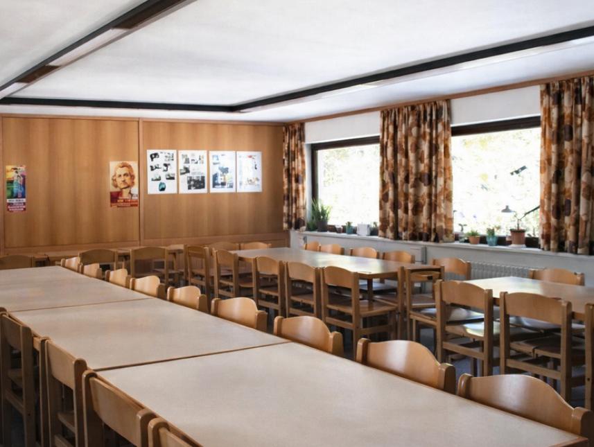 Der helle Speiseraum steht auch als Arbeits- und Aufenthaltsraum zur Verfügung.