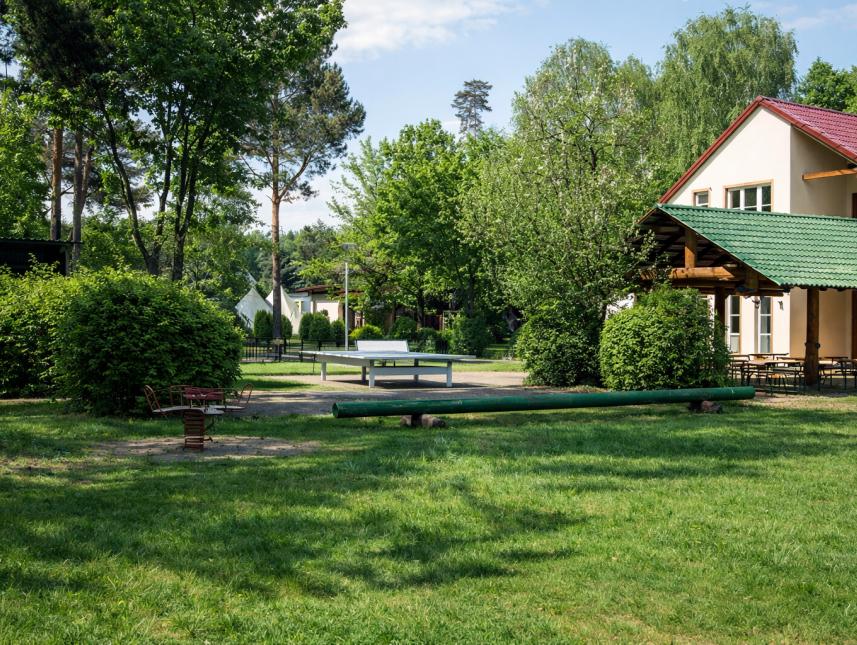 Wiese mit Gruppenhaus